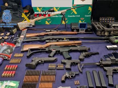 Armas y munición intervenida a dos grupos criminales especializados en robos en cajeros automáticos con explosivos.
