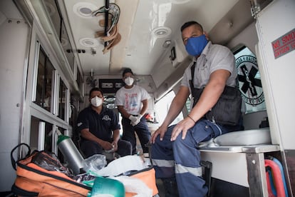 Los Sánchez Luna abordo de la ambulancia.