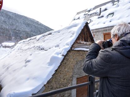 Un hombre fotografía una calle en Salardú (Lleida), el pasado 11 de enero, en que la nieve blanqueó el paisaje en cotas inferiores a los 600 metros en el Alt Urgell y el Pallars Jusà.
