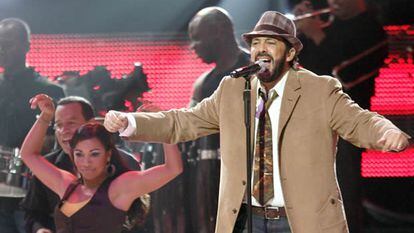 El cantante dominicano, Juan Luis Guerra actuó durante la ceremonia de entrega de los premios.