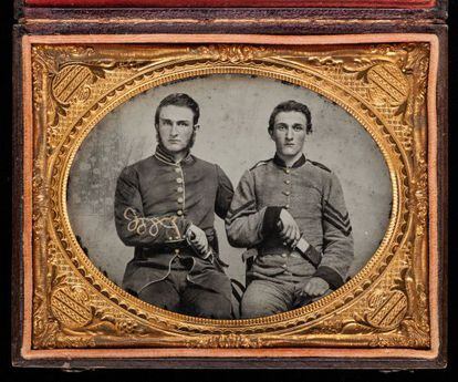El capitán Charles A. y el sargento John M. Hawkins, compañía E, “infantería Tom Cobb”, 1861–62.
