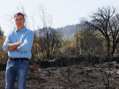 Pedro Sánchez visitaba el lunes la localidad de Casas de Miravete, afectada por el incendio del parque nacional de Monfragüe.