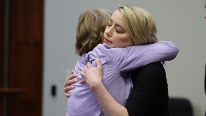 Amber Heard abraza a su abogada Elaine Bredehoft tras la lectura del veredicto del jurado.
