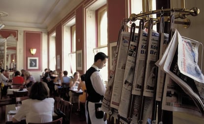 Interior del café Louvre, en Praga.