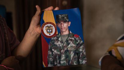 Yaneida Padilla sostiene una foto de su hijo, Jean Carlos Trillos, en su casa en Aguachica (Colombia), el 5 de octubre de 2023.
