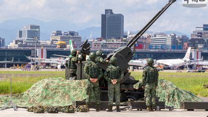 Soldados taiwaneses utilizaban un cañón antiaéreo de 35 milímetros este lunes en Taipéi.