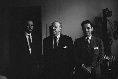 De izquierda a derecha, Manuel Barbero, Mies van der Rohe y César Ortiz-Echagüe (1957).