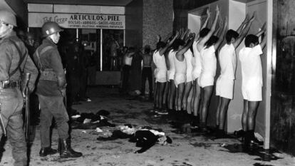 Estudiantes universitarios custodiados por la policía en Tlatelolco en octubre de 1968.