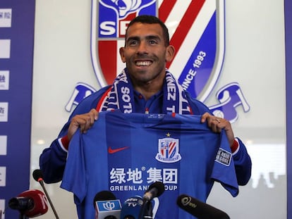 Carlos Tevez muestra su nueva camiseta.