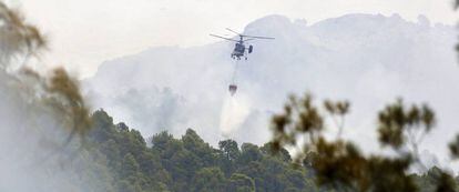 Un helic&oacute;ptero lanza agua sobre el incendio de Yeste (Albacete).