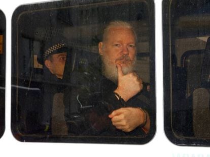 Julian Assange en el furgón policial donde fue trasladado tras su detención en la Embajada de Ecuador en Londres. En vídeo, las cinco claves de su historia.