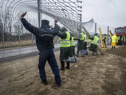 Varios presos trabajan en la construcci&oacute;n de la nueva valla entre Serbia y Hungr&iacute;a, en Kelebia, el 1 de marzo.