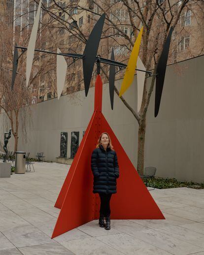 Paola Antonelli, en el jardín de las esculturas del museo, junto a la obra Sandy’s Butterfly, de Alexander Calder.