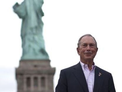 Michael Bloomberg, ante la estatua de la libertad, el día de su reapertura, en julio, tras el huracán Sandy.