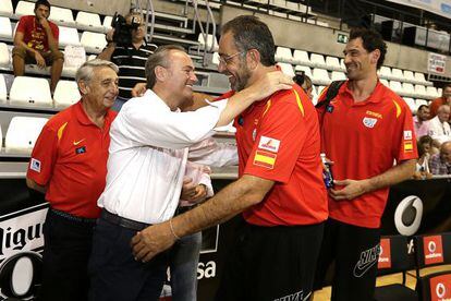Alberto Fabra, en su visita al entrenamiento de la selecci&oacute;n espa&ntilde;ola de baloncesto. 