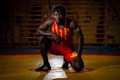 Alassane Laye Diop posa antes de un entrenamiento con el Club de Lucha Olímpica de La Mina, la semana pasada en Barcelona.