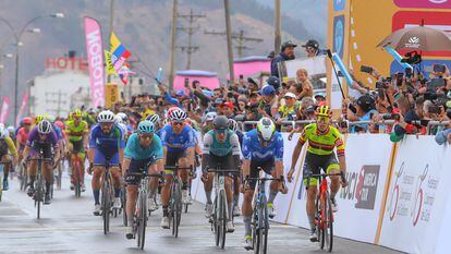 Gaviria (segundo por la derecha) baja la cabeza al ganar en Paipa.