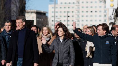 El líder popular, Alberto Núñez Feijóo (izquierda), la presidenta de la Comunidad de Madrid, Isabel Díaz Ayuso, y el alcalde de la capital, José Luis Martínez-Almeida, el domingo en Madrid.