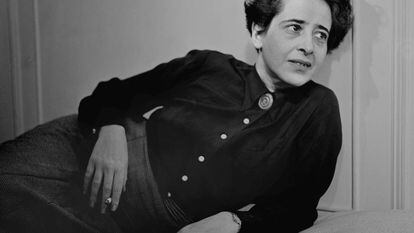La filósofa Hannah Arendt en un retrato tomado en 1949.
