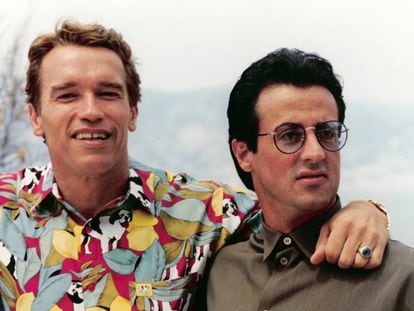 Arnold Schwarzenegger y Sylvester Stallone en Cannes en 1990. Es su primera foto juntos.