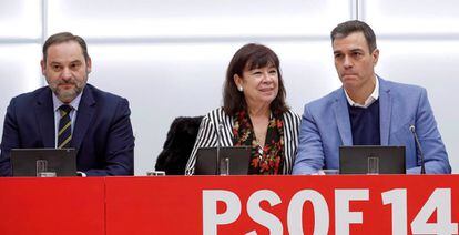 La presidenta del PSOE, Cristina Narbona, el secretario general del partido, Pedro Sánchez, y el secretario de organización, José Luis Ábalos, en la reunión de la Ejecutiva Federal celebrada este lunes en Ferraz.