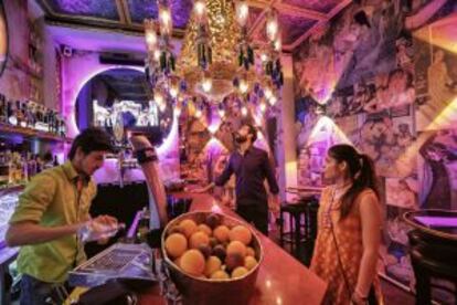 Barra del Chakra Bar, coctelería de atmósfera nirvánica en la calle de San Magí.