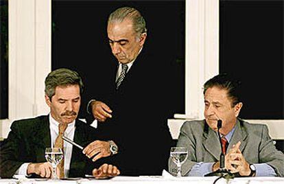 El presidente de Argentina, Eduardo Duhalde (dcha.) y el gobernador de Buenos Aires, Felipe Sola, durante la firma del acuerdo.