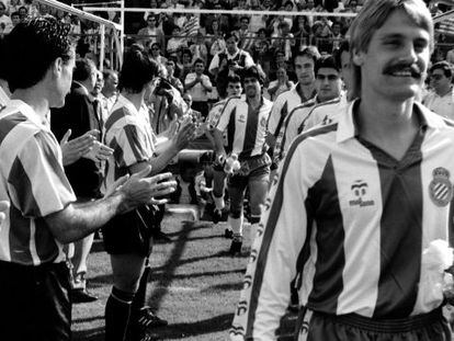 Los jugadores del Logro&ntilde;&eacute;s le hacen el pasillo al Espanyol tras disputar la final de la UEFA de 1988.
