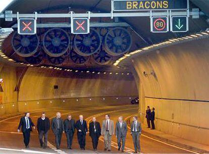 José Montilla y Joaquim Nadal, en el centro, junto a otros asistentes a la inauguración del túnel.