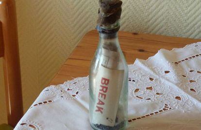 La botella con el mensaje, antes de que fuera rota.