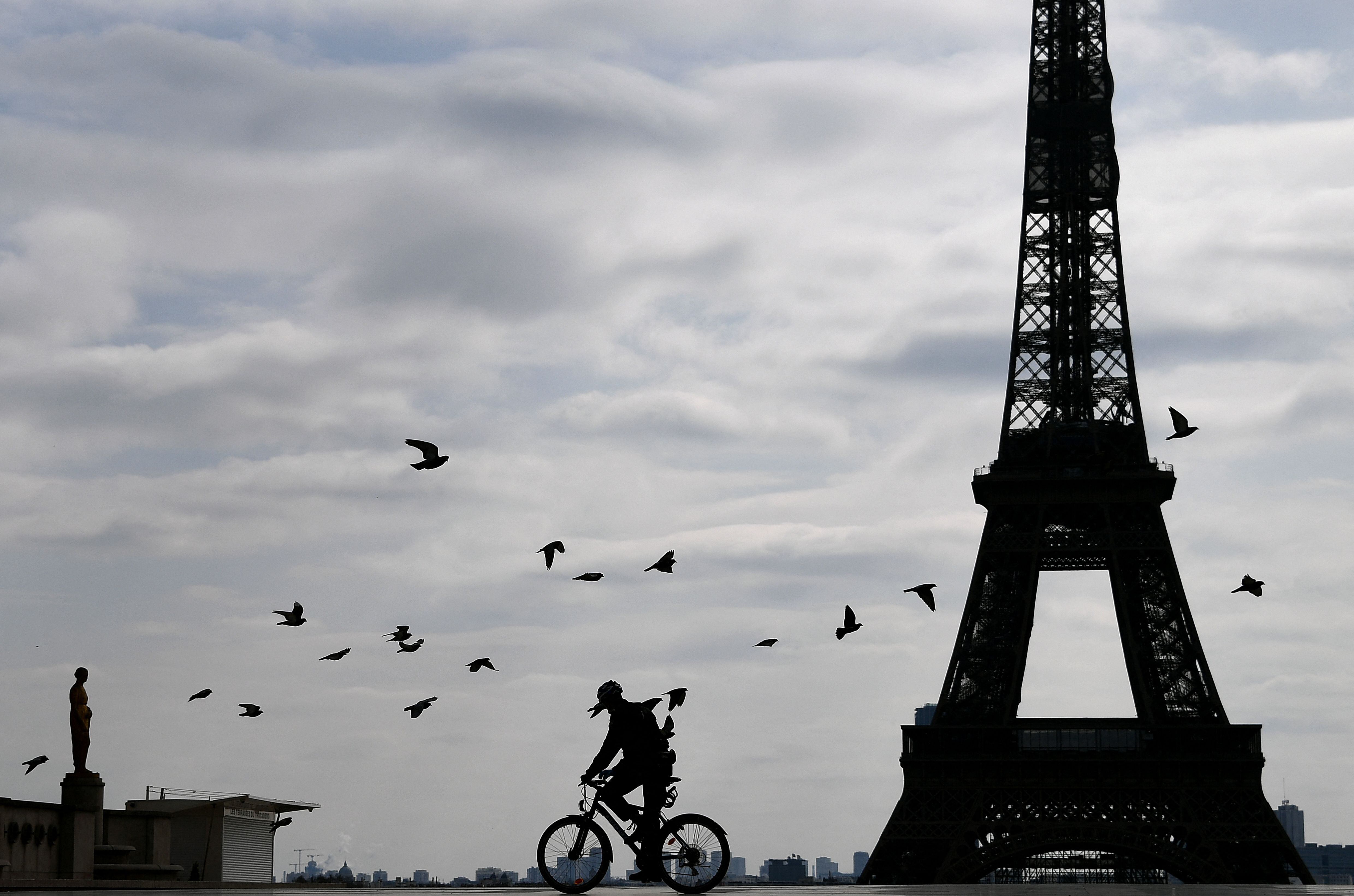 Un ciclista pedalea por la zona de Trocadero, cerca de la Torre Eiffel, en París.