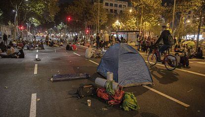 Los jóvenes de la acampada, cortando la Gran Via este miércoles.