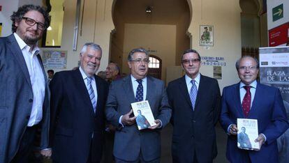 El ministro del Interior Juan ignacio Zoido (c), en la presentaci&oacute;n del libro del cr&iacute;tico Antonio Lorca (a su lado a la derecha) sobre el torero Pepe Luis V&aacute;zquez.