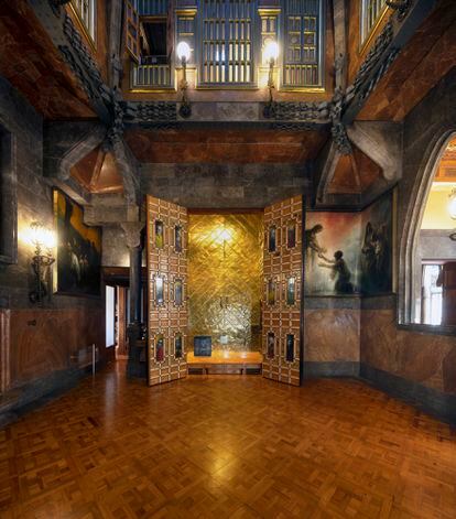 El salón principal del Palau Güell con las pinturas en los plafones de las puertas y en las esquinas de Clapés.