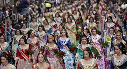 El reglamento fallero es de tal minuciosidad que establece incluso los complementos que visten las falleras en los actos oficiales.