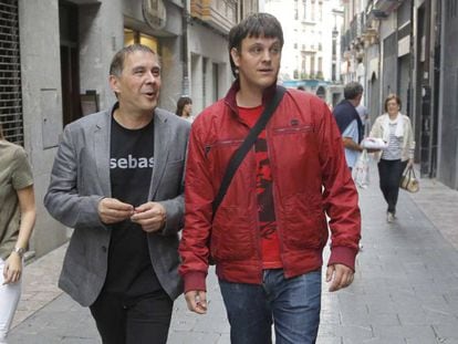 Arnaldo Otegi y su hijo Hodei, este domingo.