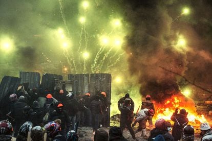 Los manifestantes ucranianos disparan petardos y queman neumáticos de automóviles durante los disturbios en Kiev contra el gobierno de Ucrania.