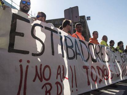 Los dos centenares de estibadores del turno de ma&ntilde;ana en el Puerto de Bilbao, que han secundado la huelga