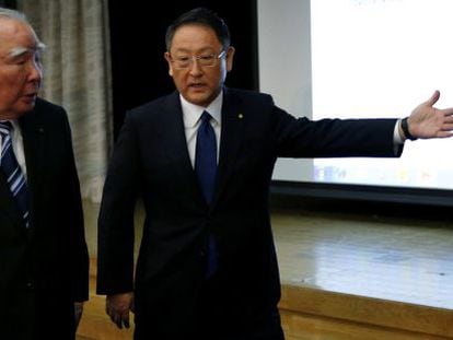 El CEO y presidente de Suzuki, Osamu Suzuki, y el CEO de Toyota, Akio Toyoda. 