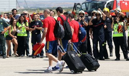Los trabajadores del aeropuerto de Barajas reciben a la selección a pie de pista.