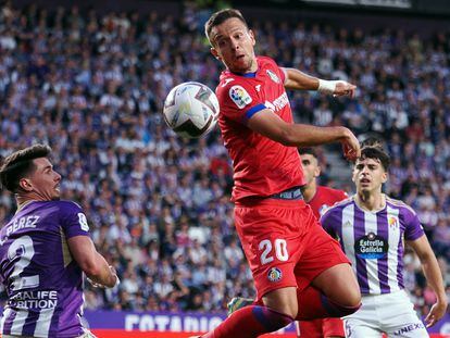 El centrocampista serbio del Getafe, Nemanja Maksimovic, disputa el balón ante el defensa del Valladolid, Luis Pérez, durante el partido de la última jornada de primera división