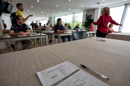 Los aspirantes ya sentados, antes de empezar con el examen en la última planta del museo Thyssen.