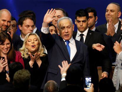 El primer ministro de Israel, Benjamin Netanyahu, celebra junto a sus seguidores el resultado electoral en Tel Aviv, este martes.