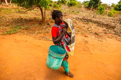 Joanita va al pozo a recoger agua para la familia. Para la comida, dependen de lo que les dan los vecinos.