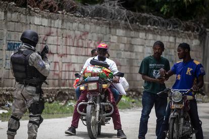 El departamento de Policía de Haití, que carece de personal y recursos, está compuesto aproximadamente por 11,000 oficiales para un país de más de 11 millones de habitantes. En la imagen, un oficial patrulla una calle durante una operación antipandillas en Croix-des-Missions, al norte de Port-au-Prince, el 28 de abril de 2022. 
