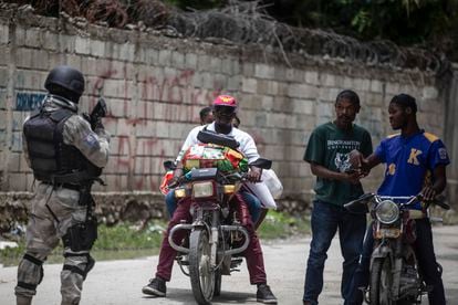 El departamento de Policía de Haití, que carece de personal y recursos, está compuesto aproximadamente por 11,000 oficiales para un país de más de 11 millones de habitantes. En la imagen, un oficial patrulla una calle durante una operación antipandillas en Croix-des-Missions, al norte de Port-au-Prince, el 28 de abril de 2022. 