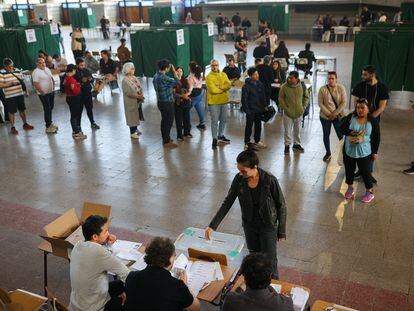 Una mujer vota durante el referéndum sobre una nueva constitución chilena, en Santiago, Chile, el 17 de diciembre de 2023.