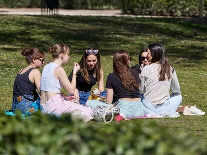 Un grupo de mujeres jóvenes sentadas en el parque del Retiro, Madrid, el pasado 11 de marzo.