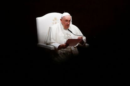 El papa Francisco durante el discurso que ha pronunciado en el centro Cultural de Belèm, ante un millar de personas después de reunirse con el presidente del país, este miércoles.