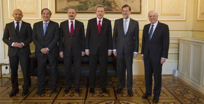 De izquierda a derecha: el secretario de Estado de Comercio de Espa&ntilde;a, Jaime Garc&iacute;a-Legaz; el presidente de la CEOE, Juan Rosell; el ministro de Econom&iacute;a de Turqu&iacute;a, Zafer &Ccedil;ağlayan; el primer ministro de Turqu&iacute;a, Recep Tayyip Erdoğan; el presidente del Gobierno espa&ntilde;ol, Mariano Rajoy; y el presidente de BBVA, Francisco Gonz&aacute;lez.